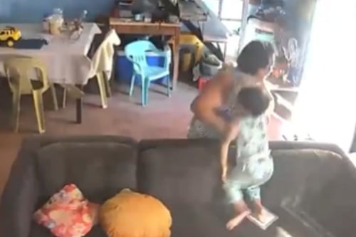 ¡Heroica abuela! Así fue como una mujer salvó a un niño del terremoto de 7.8 en Filipinas