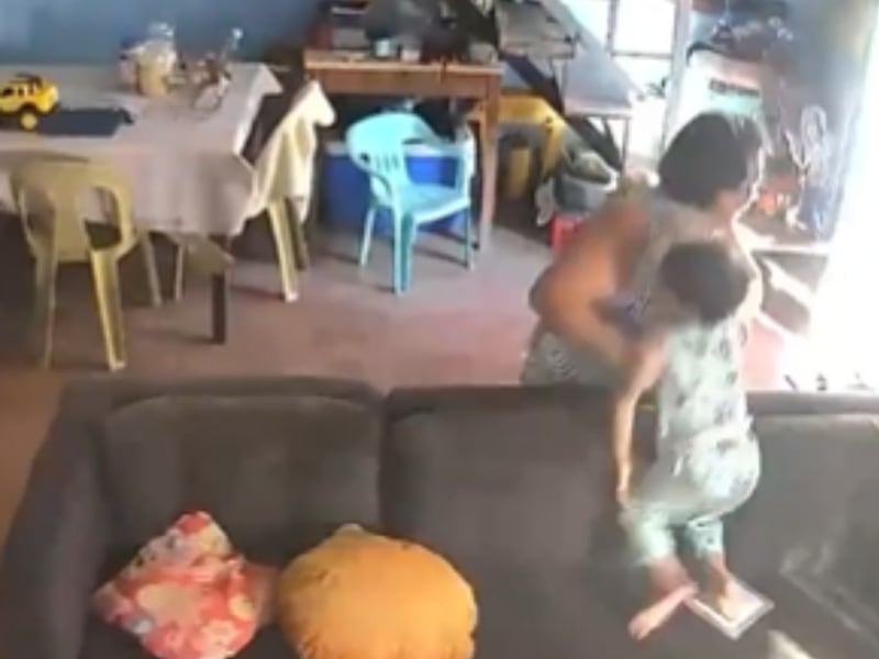 ¡Heroica abuela! Así fue como una mujer salvó a un niño del terremoto de 7.8 en Filipinas