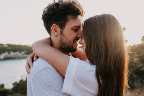 Así se comporta un hombre cuando ya no te ama pero no quiere soltarte