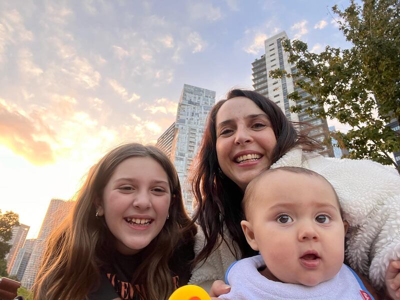 Irán del Castillo es la más feliz con sus dos hijos