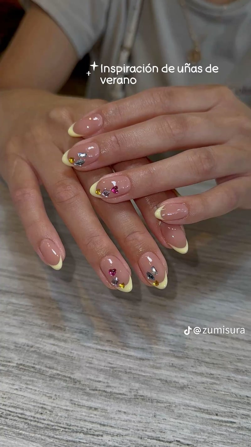 Tendencia de uñas francesas con flores de pedrería