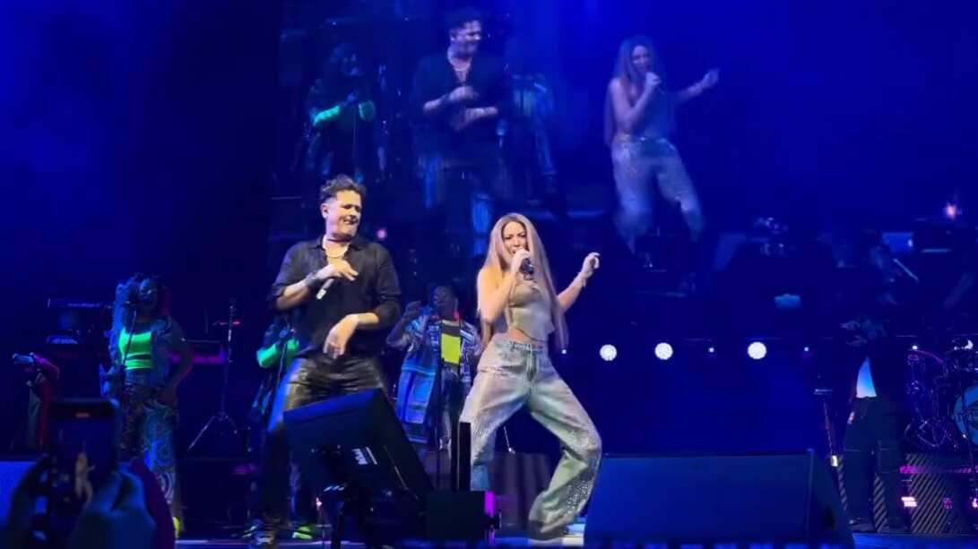 Shakira le dio una sorpresa a Carlos Vives en uno de sus conciertos, pero la reacción no se pudo observar por un detalle que recuerda el tema de Eladio Carrión.