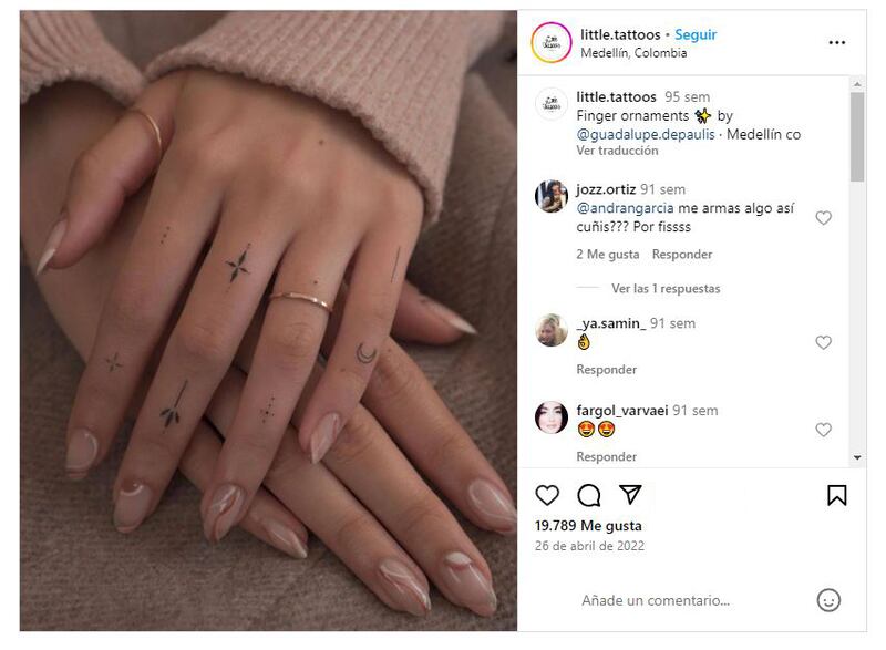 Los tatuajes en los dedos son bonitos y discretos