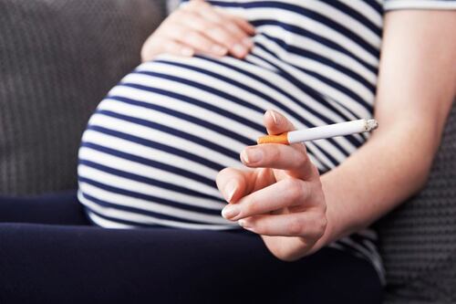 Fumar durante el embarazo aumenta el riesgo de desprendimiento de placenta, según estudio