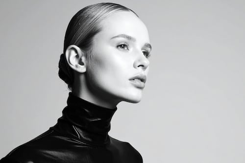 Blusas de cuello alto y jeans: la opción cómoda y cozy para elevar tu look en minutos