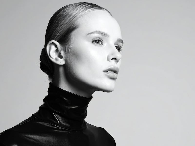 Blusas de cuello alto y jeans: la opción cómoda y cozy para elevar tu look en minutos