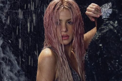 Shakira está ‘clara’: en la Semana de la Moda en París impactó con su look “anticachones”