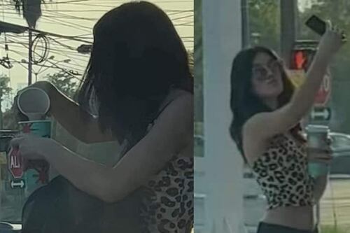 Joven es captada vaciando su café del Oxxo en un vaso del Starbucks para después sacarse una selfie