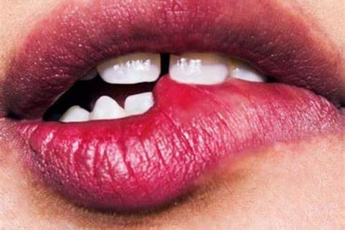 ¿Te has preguntado el significado de morderse los labios?