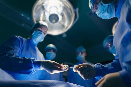 Cirujanos logran modificar la voz de personas trans gracias a este tipo de operación 