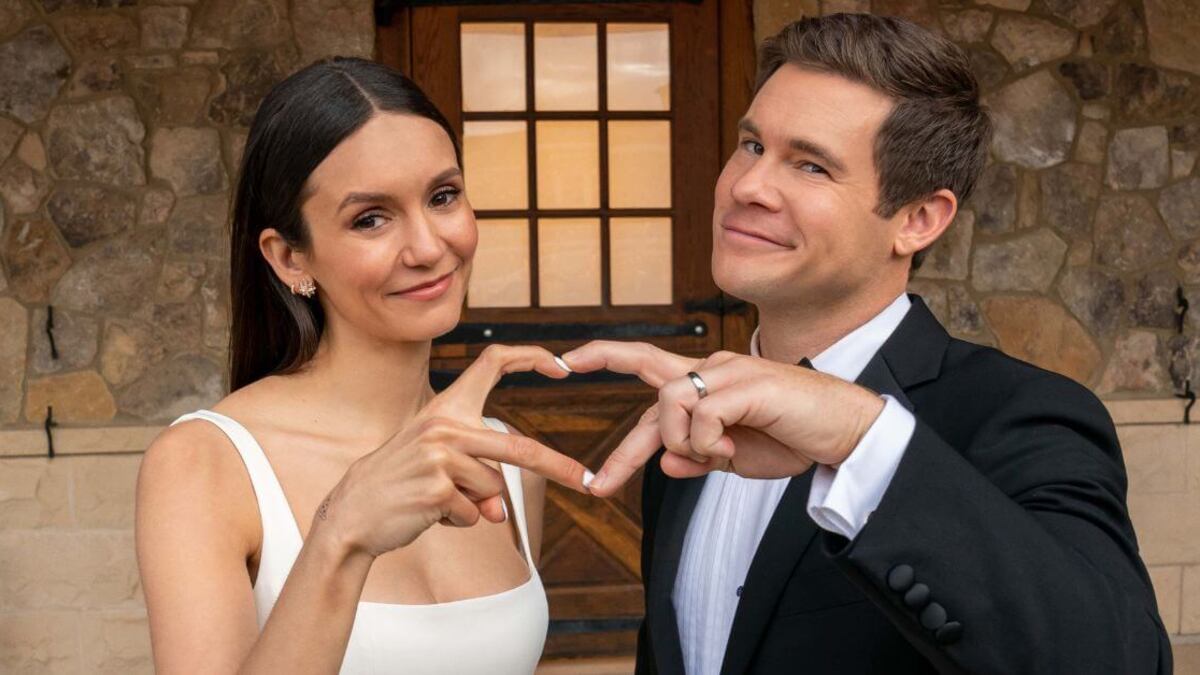 Adam Devine y Nina Dobrev son pareja dentro de 'Unos suegros de armas tomar'