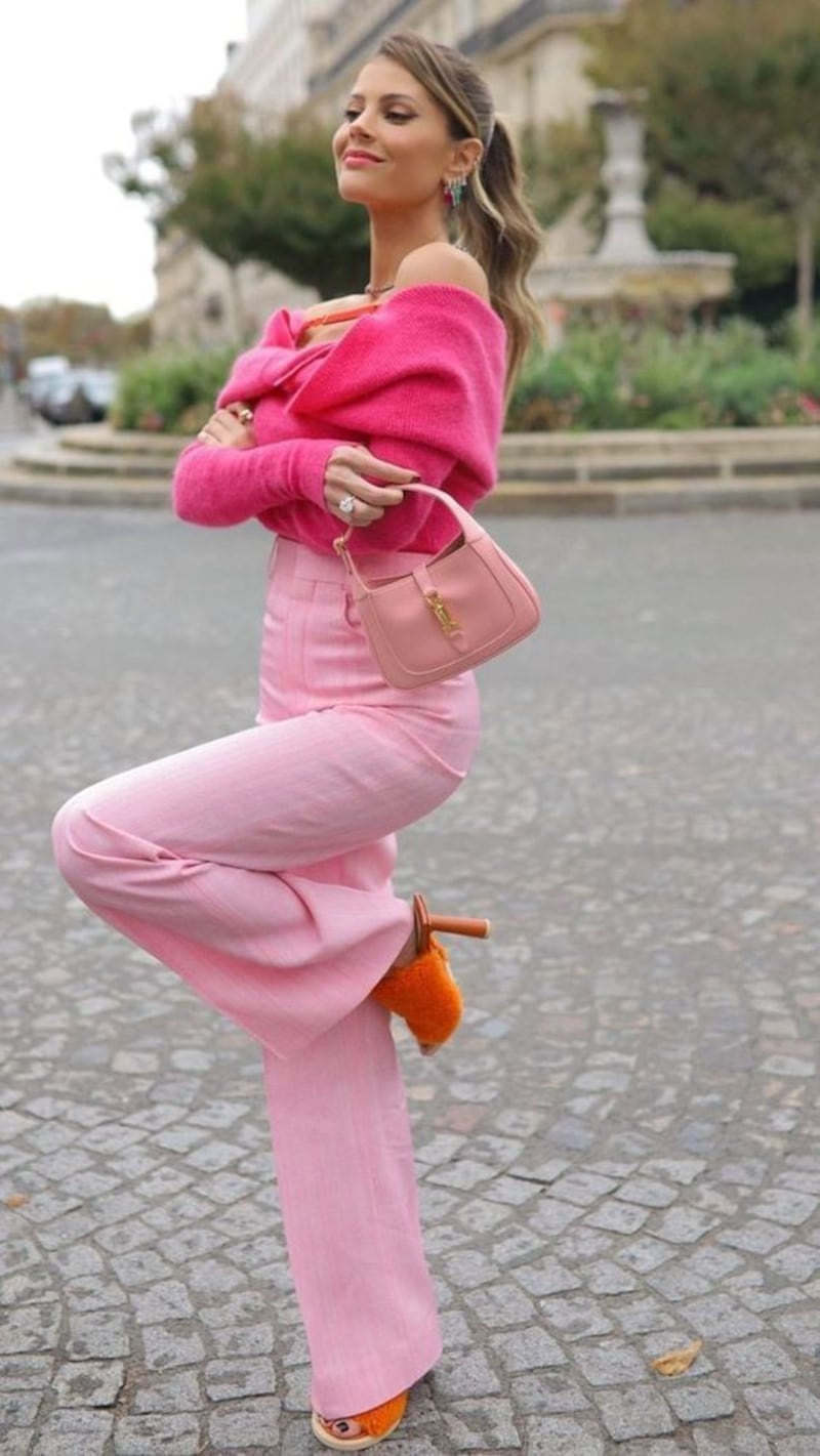Pantalones holgados con zapatos mules.