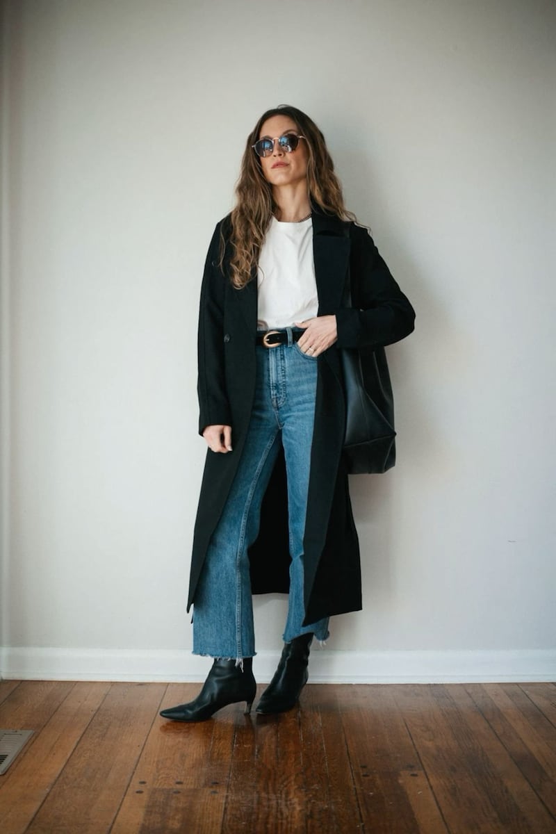 La combinación de jeans rectos y botines será clave en 2026.