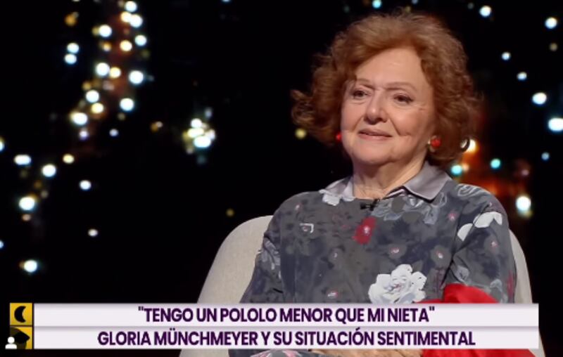 La actriz Gloria Münchmeyer sorprendió al animador de Buenas Noches a Todos, Eduardo Fuentes, al confesarle que está pololeando con un joven actor “menor que mi nieta Antonia”, reveló respecto a la hija de Catalina Guerra de 29 años.
“Me gustan los hombres, me gustan mucho, cada vez más jóvenes, ese es el problema”, sinceró.
Fue cuando el animador le preguntó si era verdad que era una seductora de tomo y lomo, cuando ella desclasificó su gusto por el sexo opuesto, varios años menor.
“Me encantan. Y el coqueteo y todo, pero esa cosa de vivir juntos, ya no”, señaló, confesando que para ella el vivir en pareja en un “fenómeno de adaptación, tolerancia y generosidad”.
Eduardo Fuentes le consultó si alguna vez le habían pedido pololeo, cuando ella reconoció que está en pareja.
Si bien no quiso revelar su nombre, ni tampoco aseguró si su hija está al tanto del romance, confesó que cuando se ven con su “toy boy” se entregan a la pasión, lo dijo haciendo un gesto con sus manos muy apretadas.
“Sí, tengo un pololo ahora. Puertas afuera. Es menor que mi nieta Antonia”, señaló.
“¿Es menor que tu nieta Antonia que tiene 29?”, preguntó el conductor, totalmente sorprendido, sin saber si estaba bromeando o hablando enserio.
“Qué rico mirarse a los ojos, sentir cositas...fantástico...ojalá que este programa no lo vean mis nietos”, agregó Gloria cocoroca.