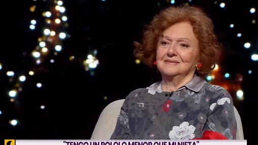 La actriz Gloria Münchmeyer sorprendió al animador de Buenas Noches a Todos, Eduardo Fuentes, al confesarle que está pololeando con un joven actor “menor que mi nieta Antonia”, reveló respecto a la hija de Catalina Guerra de 29 años.
“Me gustan los hombres, me gustan mucho, cada vez más jóvenes, ese es el problema”, sinceró.
Fue cuando el animador le preguntó si era verdad que era una seductora de tomo y lomo, cuando ella desclasificó su gusto por el sexo opuesto, varios años menor.
“Me encantan. Y el coqueteo y todo, pero esa cosa de vivir juntos, ya no”, señaló, confesando que para ella el vivir en pareja en un “fenómeno de adaptación, tolerancia y generosidad”.
Eduardo Fuentes le consultó si alguna vez le habían pedido pololeo, cuando ella reconoció que está en pareja.
Si bien no quiso revelar su nombre, ni tampoco aseguró si su hija está al tanto del romance, confesó que cuando se ven con su “toy boy” se entregan a la pasión, lo dijo haciendo un gesto con sus manos muy apretadas.
“Sí, tengo un pololo ahora. Puertas afuera. Es menor que mi nieta Antonia”, señaló.
“¿Es menor que tu nieta Antonia que tiene 29?”, preguntó el conductor, totalmente sorprendido, sin saber si estaba bromeando o hablando enserio. 
“Qué rico mirarse a los ojos, sentir cositas...fantástico...ojalá que este programa no lo vean mis nietos”, agregó Gloria cocoroca.