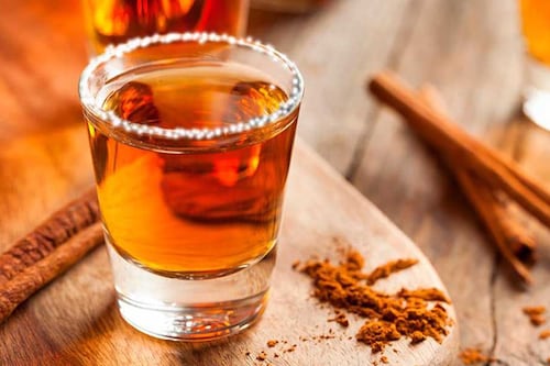 ¡“Canelas, canelas”! El canelazo quiteño está en el top 10 mundial de cócteles — y ahora te invitamos a conocer su historia, sabor y magia festiva