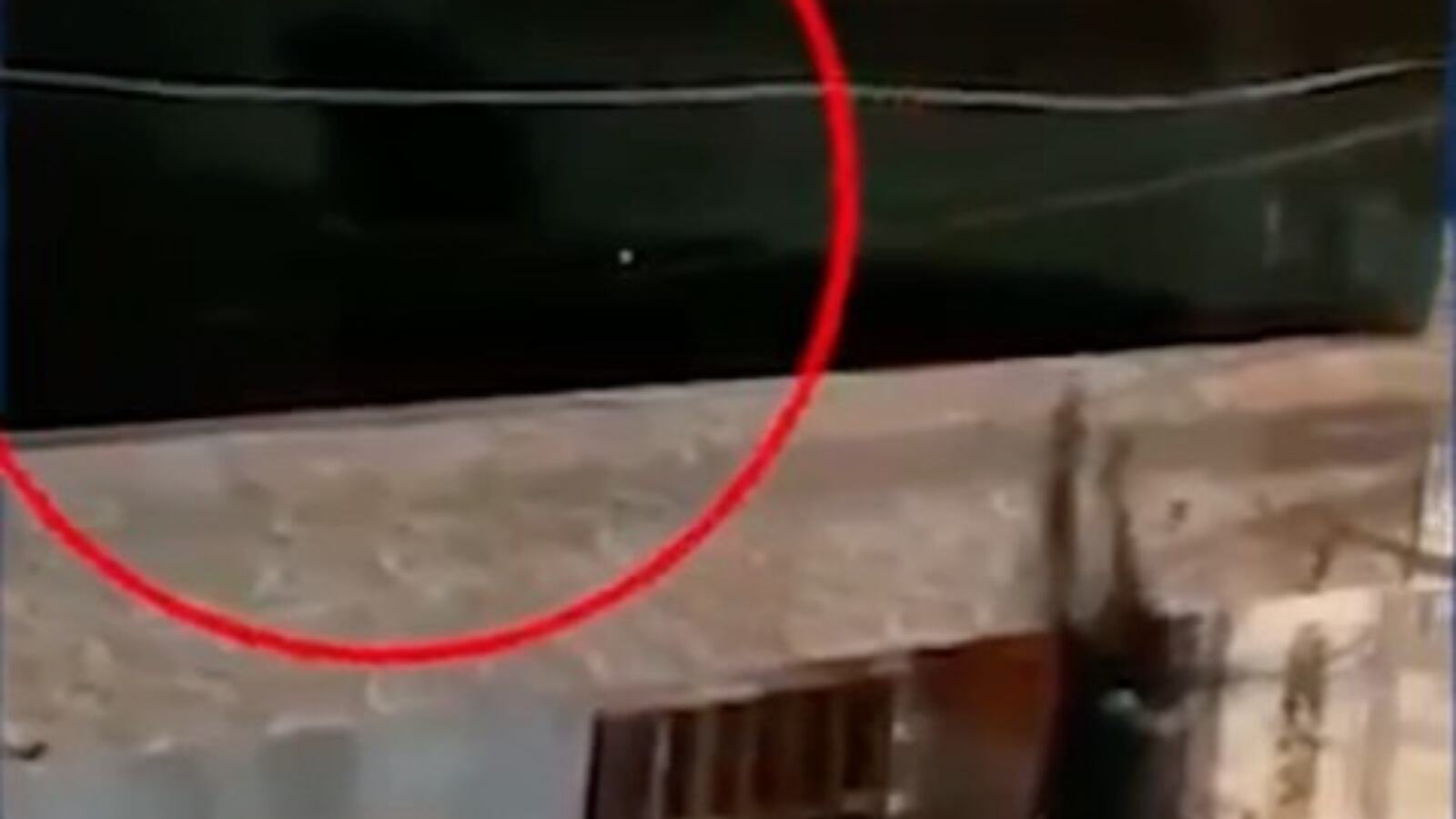 Caleños ven a una bruja en el techo de una casa