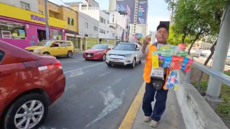 Influencer Japonesa pidió disculpas de rodillas a vendedor ambulante tras insultarlo en una transmisión en vivo - Fuente: Video de X