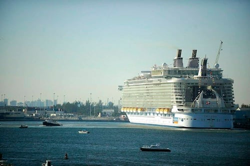 Francia confina a más de mil personas en crucero por posible brote de norovirus
