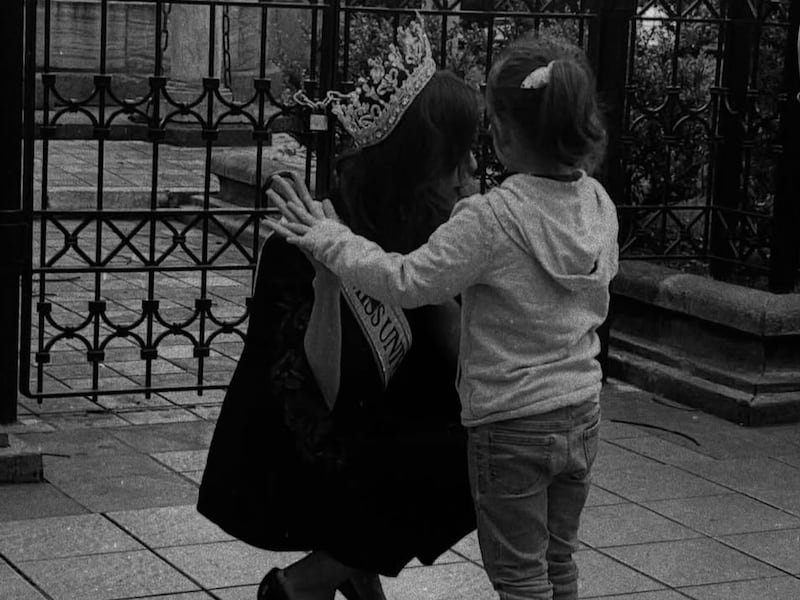 Nadia Mejía le pone su corona a una niña pequeña