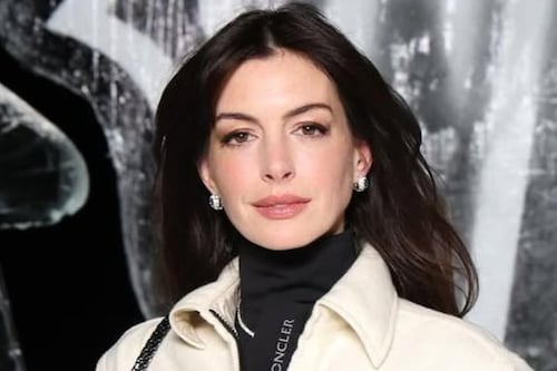 ¡Adiós cabello largo! Anne Hathaway impresiona con elegante corte pixie: así luce