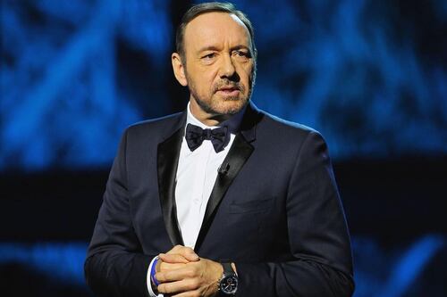 Kevin Spacey rompe en llanto al ser declarado inocente de 9 delitos de agresión sexual en contra de cuatro hombres en Inglaterra