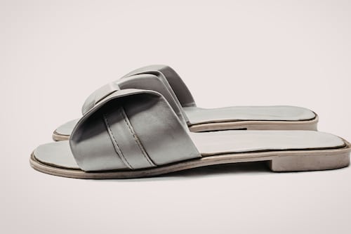 ¿Adiós tenis? Las sandalias de pescador serán las más buscadas de 2026 y así se combinan con jeans