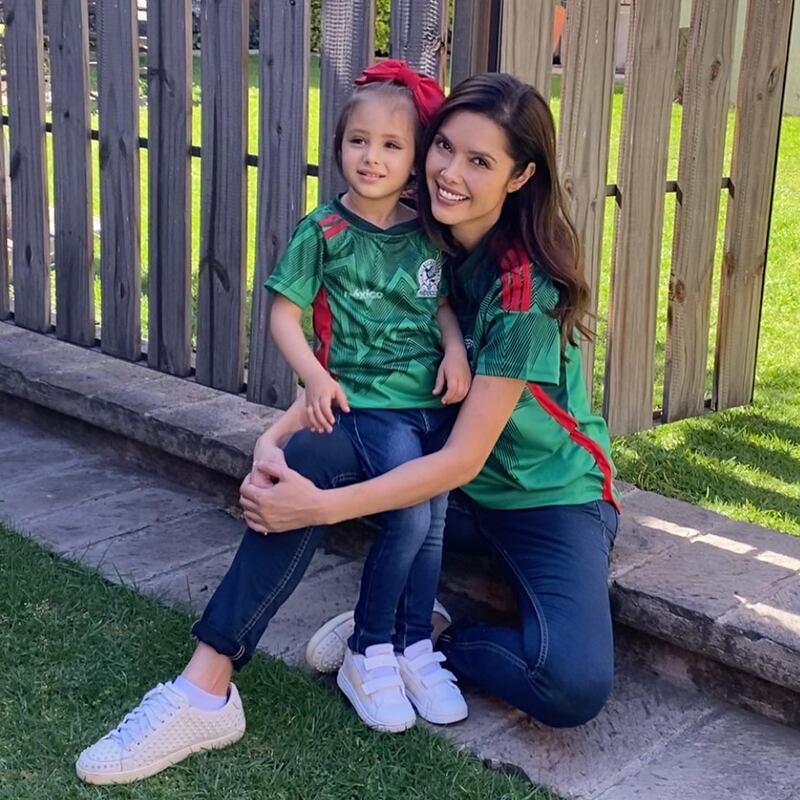 Marlene Favela junto a su hija, Bella