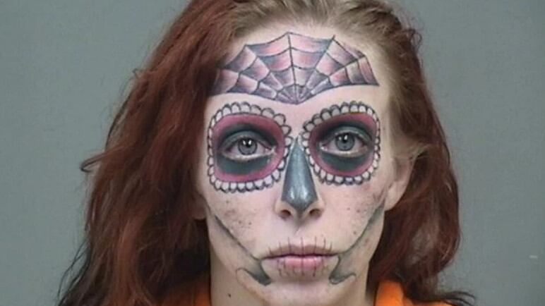 La joven lleva tres años borrando los tatuajes de su rostro