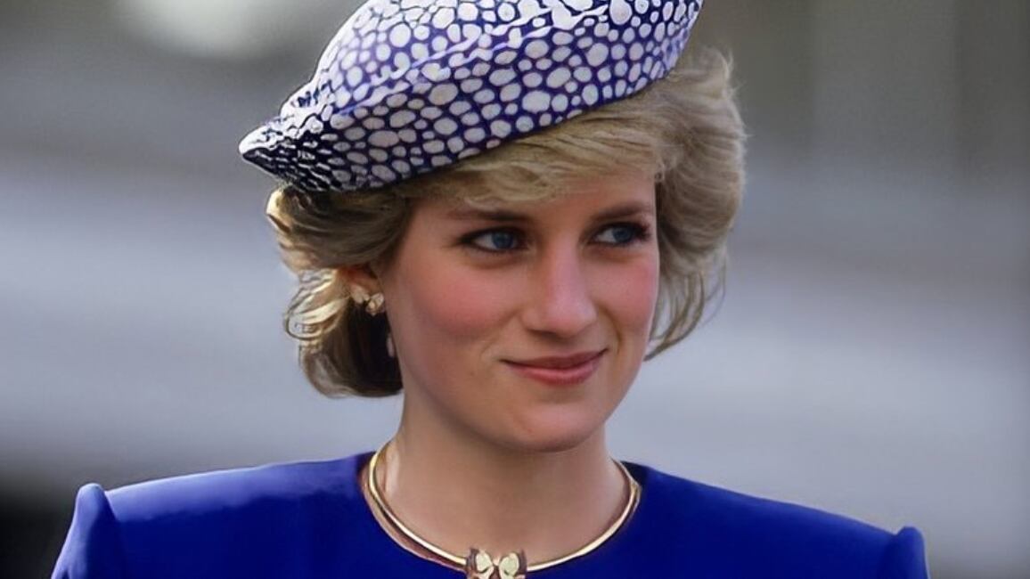 O príncipe Charles foi entrevistado como parte da Operação Paget sobre uma nota que a princesa Diana escreveu para seu mordomo em 1995, que dizia: "Meu marido está planejando 'um acidente' no meu carro, falha nos freios e ferimentos graves na cabeça".