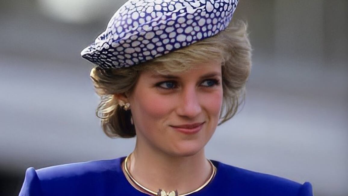 O príncipe Charles foi entrevistado como parte da Operação Paget sobre uma nota que a princesa Diana escreveu para seu mordomo em 1995, que dizia: "Meu marido está planejando 'um acidente' no meu carro, falha nos freios e ferimentos graves na cabeça".