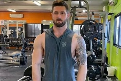 Penoso: este joven intenta hablar con una mujer en el gimnasio, pero termina en el suelo y se hace viral