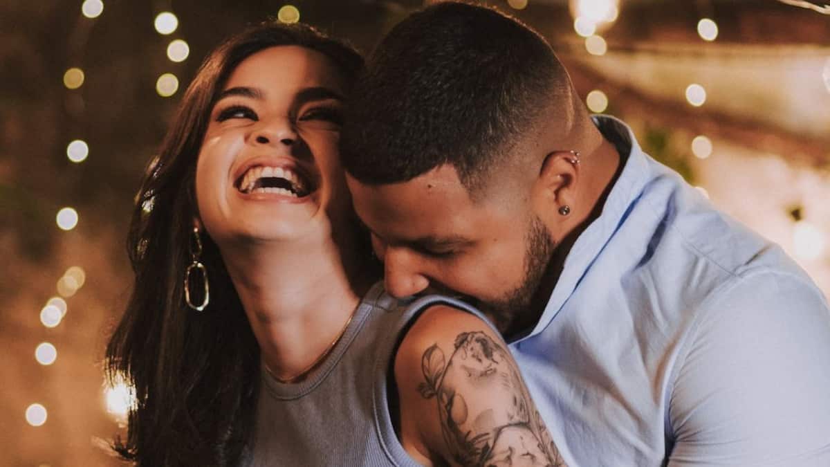 Qué significa que un hombre te muerda el hombro