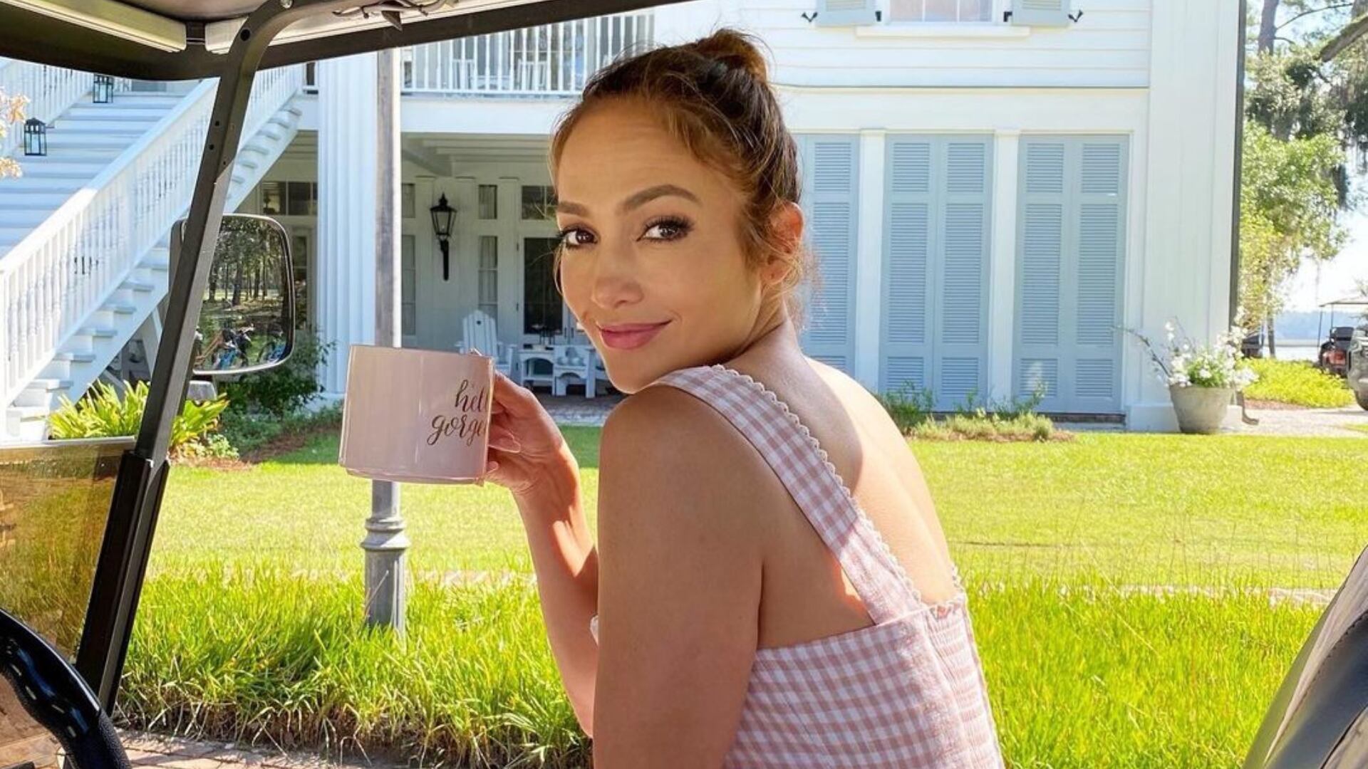 La cantante en sus días libres se suelta la melena para lucir un midi ondulado.