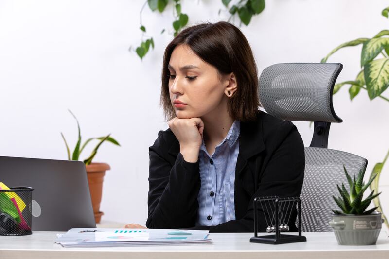 Negociar las condiciones de nuestro salario no se trata solamente de pedir más dinero, sino de hacer una reflexión entre lo que le ofreces a la empresa y lo que recibes. Foto: Freepik.