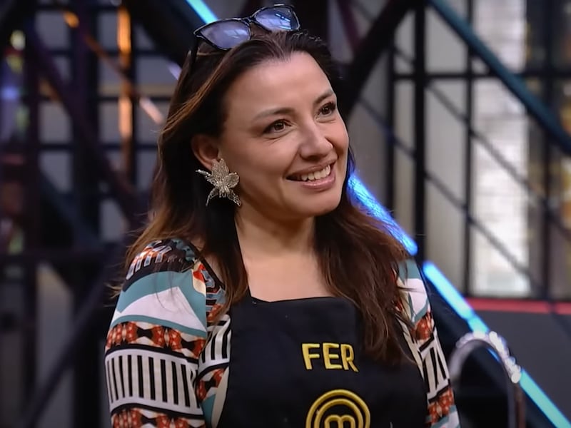 Fernanda Guevara deslumbra con pato, crepes de choclo y salsa de berenjena: sube al balcón y se gana el aplauso en MasterChef Celebrity