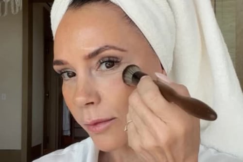 Victoria Beckham y el secreto de su piel joven: los hábitos, rutinas y trucos que cualquiera puede adaptar
