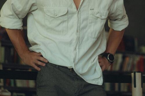 Qué significa cuando un hombre se pone las manos en las caderas: ¿es interés o algo diferente?