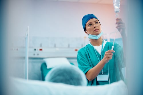 El 87% del personal de enfermería son mujeres, pero menos del 30% lidera el sistema de salud