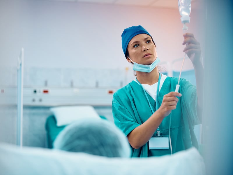 El 87% del personal de enfermería son mujeres, pero menos del 30% lidera el sistema de salud