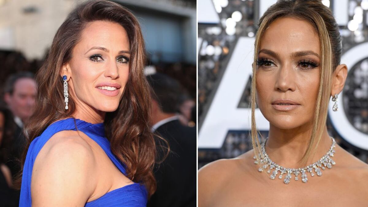 Jennifer Garner le dio un elegante giro al sexy vestido de flores rosas de JLo ¿Hubo una ganadora?