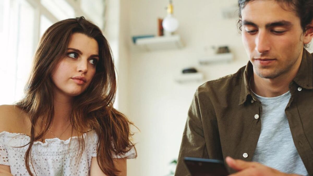Las 6 señales que revelan que a tu novio le gusta otra mujer