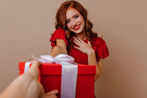 5 ideas de juegos de intercambio de regalos navideños que convertirán tus cenas en un caos divertido