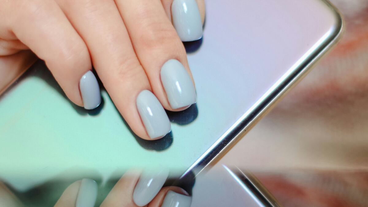 Las uñas azules serán tendencia esta primavera. Aquí te dejamos los diseños más bonitos.