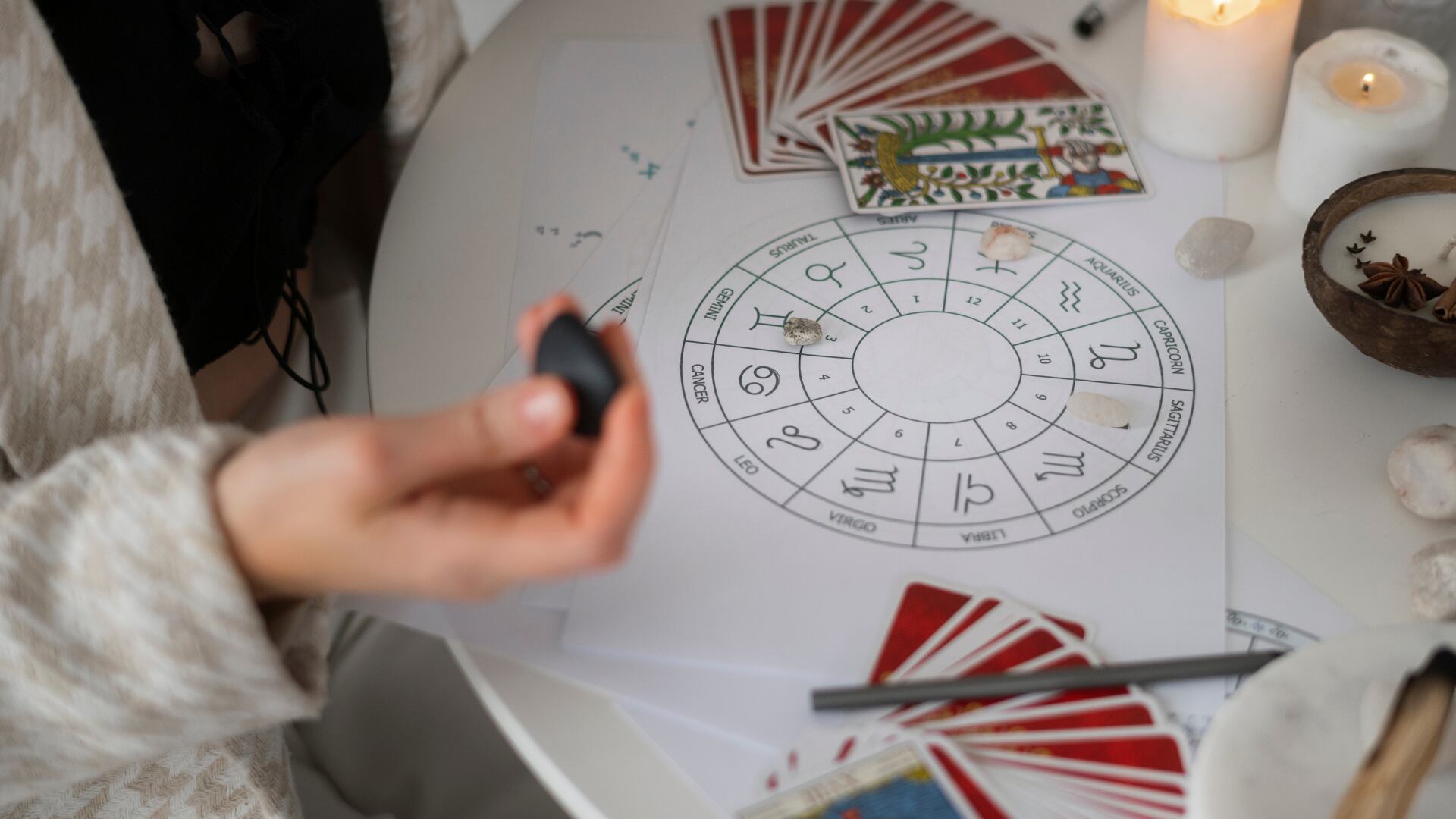 Diferencias entre tu signo solar, lunar y tu ascendente y por qué debes conocer los tres