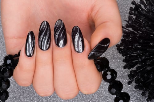 ¿Qué son las uñas cardone? El diseño que se antepone al clásico francés y todas están amando