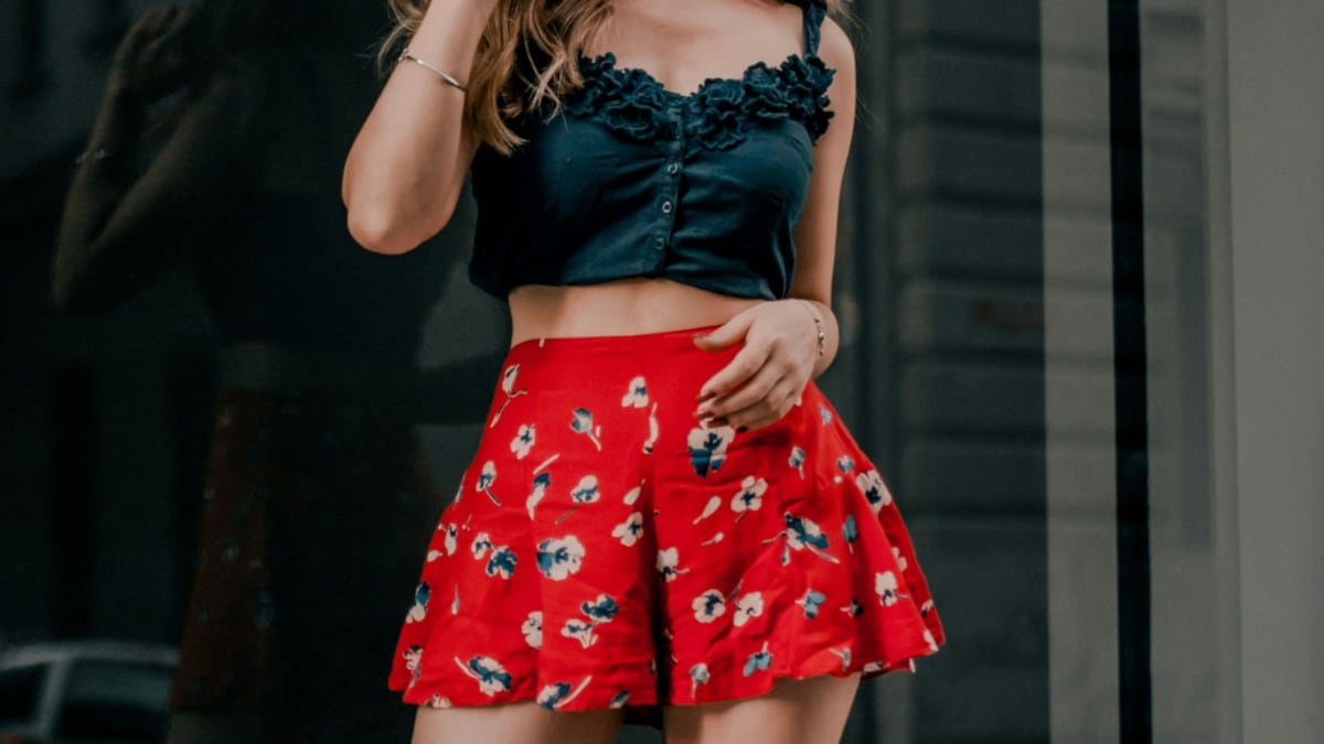 ¡Ni jeans, ni faldas! Las ‘faldas pantalón’ prometen un look elegante solo si las combinas así