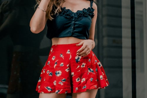 ¡Ni jeans, ni faldas! Las ‘faldas pantalón’ prometen un look elegante solo si las combinas así