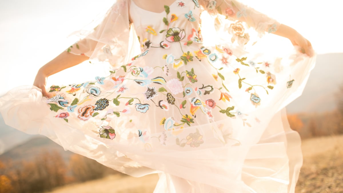 Este es el vestido viral más elegante: disimula los brazos y oculta rollitos