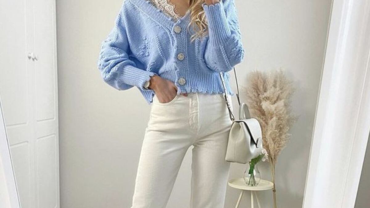 Los jeans blancos lucen más con mocasines y estos looks lo prueban.
